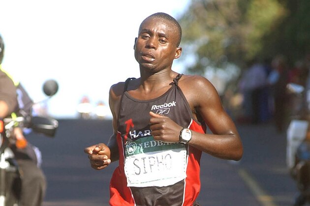 Sipho Ngomane, of South Africa, on his way to winning the Comrades Marathon in Durban, South Africa, Thursday June 16 2005. Ngomane won the 80th running of the 56-mile (89.17 kilometer) marathon between Pietermaritzburg and Durban in five hours, 27 minutes and 10 seconds. (AP Photo/Mark Wing)