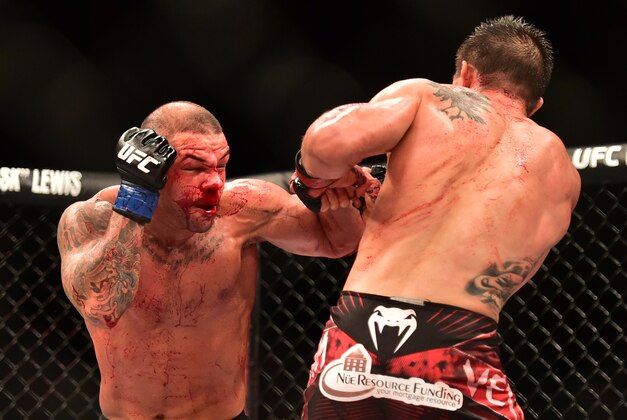 May 30, 2015; Goiania, GO, Brazil; Carlos Condit (red gloves) fights Thiago Alves (blue gloves) during UFC Fight Night at Goiania Arena. Mandatory Credit: Jason Silva-USA TODAY Sports