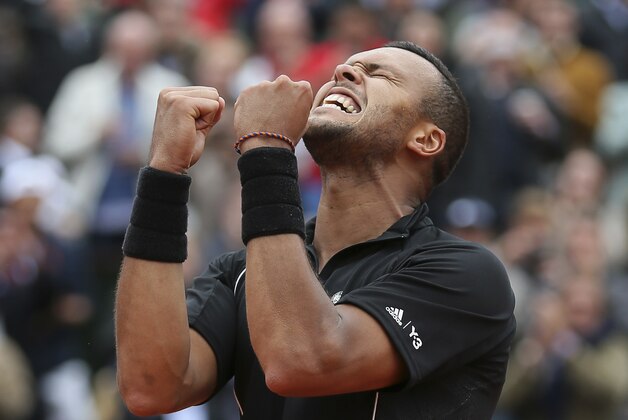France's Jo-Wilfried Tsonga celebrates wining his fourth round match of the French Open tennis tournament against Tomas Berdych of the Czech Republic in four sets 6-3, 6-2, 6-7, 6-3, at the Roland Garros stadium, in Paris, France, Sunday, May 31, 2015. (AP Photo/David Vincent)
