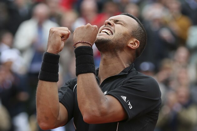 France's Jo-Wilfried Tsonga celebrates wining his fourth round match of the French Open tennis tournament against Tomas Berdych of the Czech Republic in four sets 6-3, 6-2, 6-7, 6-3, at the Roland Garros stadium, in Paris, France, Sunday, May 31, 2015. (AP Photo/David Vincent)
