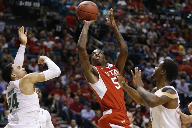 Utah's Delon Wright, center, shoots over Oregon's Dillon Brooks, left, and Oregon's Elgin Cook during the second half of an NCAA college basketball game in the semifinals of the Pac-12 conference tournament Friday, March 13, 2015, in Las Vegas. Oregon defeated Utah 67-64. (AP Photo/John Locher)