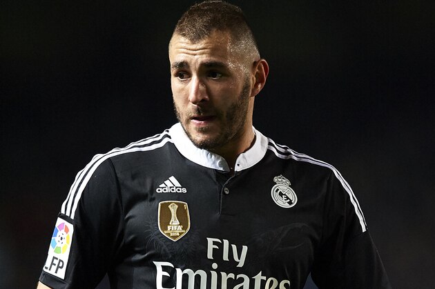 ELCHE, SPAIN - FEBRUARY 22: Karim Benzema of Real Madrid looks on during the La Liga match between Elche FC and Real Madrid at Estadio Manuel Martinez Valero on February 22, 2015 in Elche, Spain.  (Photo by Manuel Queimadelos Alonso/Getty Images)