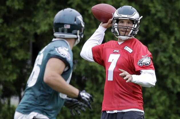 Philadelphia Eagles quarterback Sam Bradford (7) throws a pass to tight end Zach Ertz during organized team activities at the team's NFL football training facility, Tuesday, June 2, 2015, in Philadelphia. (AP Photo/Matt Rourke)