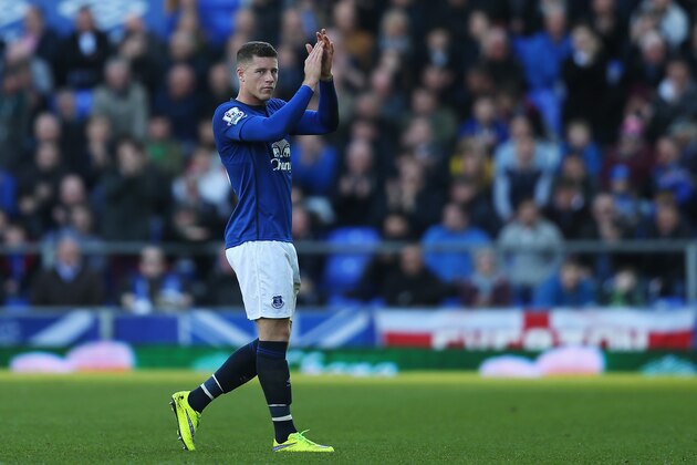 LIVERPOOL, ENGLAND - APRIL 04: Ross Barkley of Everton applauds the fans as he is substituted during the Barclays Premier League match between Everton and Southampton at Goodison Park on April 4, 2015 in Liverpool, England.  (Photo by Chris Brunskill/Getty Images)