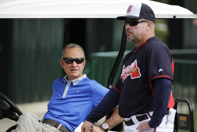 Atlanta Braves manager Fredi Gonzalez, right, talks with John Hart, president of baseball operations, during a spring training baseball workout, Monday, March 2, 2015, in Kissimmee, Fla. (AP Photo/David Goldman)