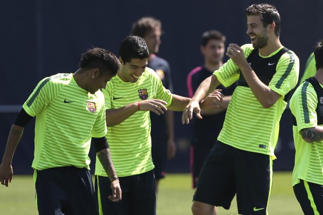 Barcelona's Neymar, left, jokes with Luis Suarez, second left, Gerard Pique, second right, and Lionel Messi, right, during a training session ahead of Saturday's Champions League final soccer match against Juventus, in Barcelona, Spain, Tuesday, June 2, 2015 (AP Photo/Emilio Morenatti)