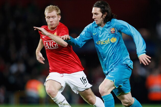 MANCHESTER, UNITED KINGDOM - APRIL 29:  Paul Scholes of Manchester United pressurises Lionel Messi of Barcelona during the UEFA Champions League Semi Final, second leg match between Manchester United and Barcelona at Old Trafford on April 29, 2008 in Manchester, England.  (Photo by Jasper Juinen/Getty Images)