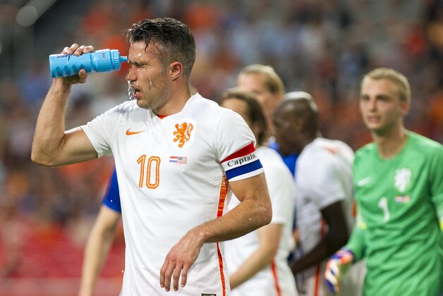 Netherlands’ Robin van Persie pours water on his face during an international soccer match between Netherlands and the US at ArenA stadium in Amsterdam, Friday, June 5, 2015. (AP Photo/Patrick Post)