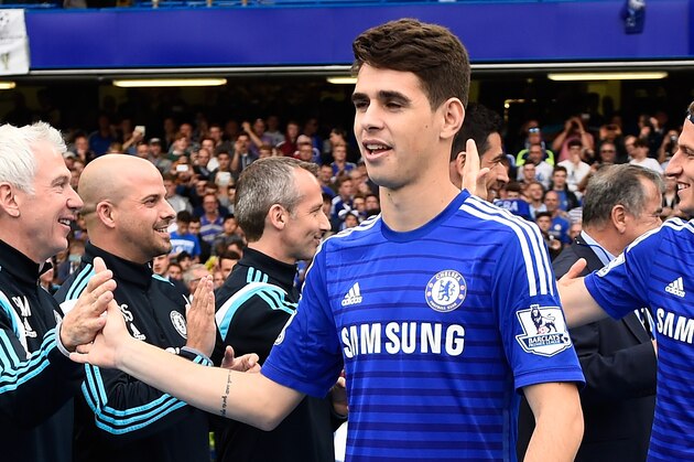 LONDON, ENGLAND - MAY 24:  Oscar of Chelsea leads team mates in celebration after the Barclays Premier League match between Chelsea and Sunderland at Stamford Bridge on May 24, 2015 in London, England. Chelsea were crowned Premier League champions.  (Photo by Mike Hewitt/Getty Images)