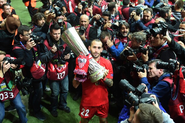 WARSAW, POLAND - MAY 27:  Aleix Vidal of Sevilla lifts the trophy as he celebrates victory after the UEFA Europa League Final match between FC Dnipro Dnipropetrovsk and FC Sevilla on May 27, 2015 in Warsaw, Poland.  (Photo by Michael Regan/Getty Images)