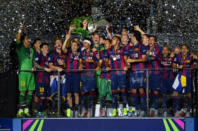 BERLIN, GERMANY - JUNE 06:  The Barcelona team celebrate victory with the trophy after the UEFA Champions League Final between Juventus and FC Barcelona at Olympiastadion on June 6, 2015 in Berlin, Germany.  (Photo by Shaun Botterill/Getty Images)