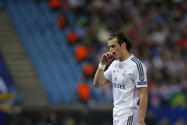 Real Madrid's Gareth Bale pauses during the Champions League quarterfinal first leg soccer match between Atletico Madrid and Real Madrid at the Vicente Calderon stadium in Madrid, Spain, Tuesday, April 14, 2015. (AP Photo/Andres Kudacki)