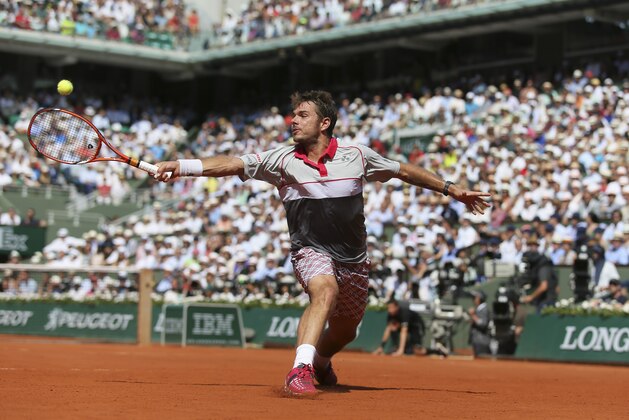 Switzerland's Stan Wawrinka returns in the men's final of the French Open tennis tournament against Serbia's Novak Djokovic at the Roland Garros stadium, in Paris, France, Sunday, June 7, 2015. (AP Photo/David Vincent)