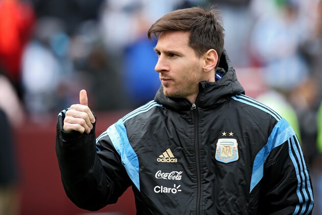 LANDOVER, MD - MARCH 28: Lionel Messi #10 of Argentina acknowledges the crowd before playing El Salvador during an International Friendly at FedExField on March 28, 2015 in Landover, Maryland. (Photo by Patrick Smith/Getty Images)