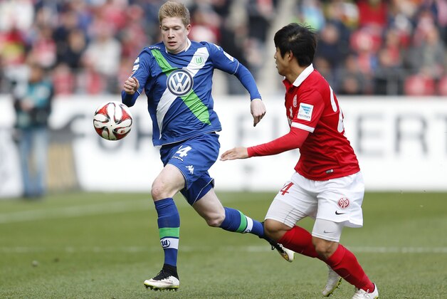 Mainz's Park Joo-ho from South Korea, right, and Wolfburg's Kevin De Bruyne from Belgium challenge for the ball during a German first division Bundesliga soccer match between FSV Mainz 05 and VfL Wolfsburg in Mainz, Germany, Sunday, March 22, 2015. (AP Photo/Michael Probst)