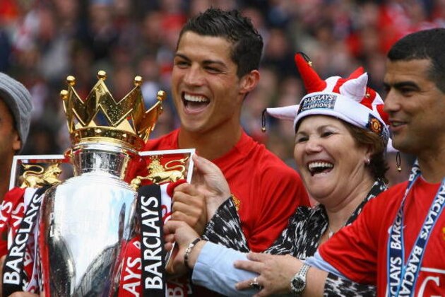 MANCHESTER, ENGLAND - MAY 16:  Cristiano Ronaldo of Manchester United celebrates winning the Barclays Premier League trophy with his mother, Dolores Aveiro after the Barclays Premier League match between Manchester United and Arsenal at Old Trafford on May 16, 2009 in Manchester, England.  (Photo by Alex Livesey/Getty Images)