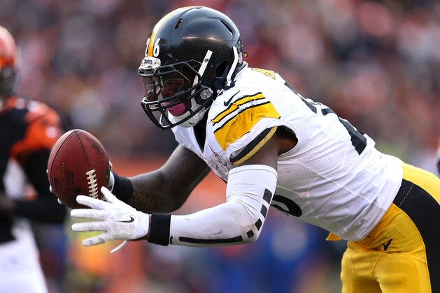 CINCINNATI, OH - DECEMBER 7:  Le'Veon Bell #26 of the Pittsburgh Steelers dives for a touchdown during the fourth quarter of the game against the Cincinnati Bengals at Paul Brown Stadium on December 7, 2014 in Cincinnati, Ohio. Pittsburgh defeated Cincinnati 42-21. (Photo by Andy Lyons/Getty Images)