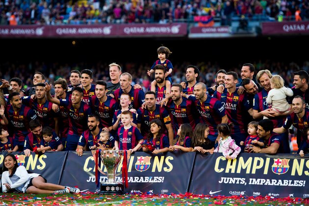 BARCELONA, SPAIN - MAY 23: Players of FC Barcelona pose with the La Liga trophy after the La Liga match between FC Barcelona and RC Deportivo La Coruna at Camp Nou on May 23, 2015 in Barcelona, Spain. (Photo by Alex Caparros/Getty Images)