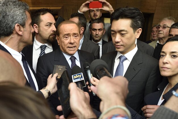 In this May 2, 2015 file photo, Thai businessman Bee Taechaubol, right, and former Italian premier and AC Milan president Silvio Berlusconi meet the journalists in Milan, Italy. Silvio Berlusconi is reportedly close to selling a 48-percent stake in AC Milan to a Thai investor  Friday, June 5, 2015: the Gazzetta dello Sport reports that the deal with Bee Taechaubol would be worth 470 million euros ($530 million). (Flavio Lo Scalzo/Ansa via AP)