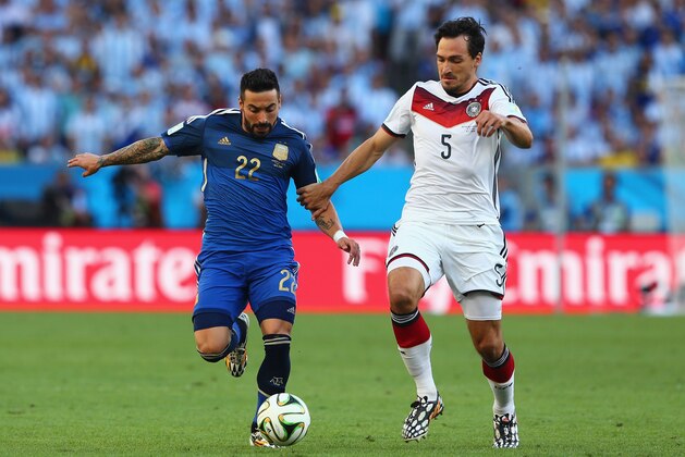 RIO DE JANEIRO, BRAZIL - JULY 13:  Ezequiel Lavezzi of Argentina controls the ball against Mats Hummels of Germany during the 2014 FIFA World Cup Brazil Final match between Germany and Argentina at Maracana on July 13, 2014 in Rio de Janeiro, Brazil.  (Photo by Martin Rose/Getty Images)