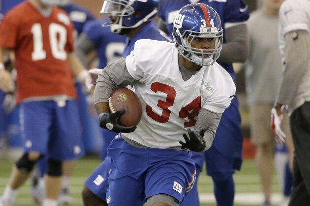 New York Giants running back Shane Vereen runs the ball during organized team activity in East Rutherford, N.J., Monday, June 1, 2015. (AP Photo/Seth Wenig)