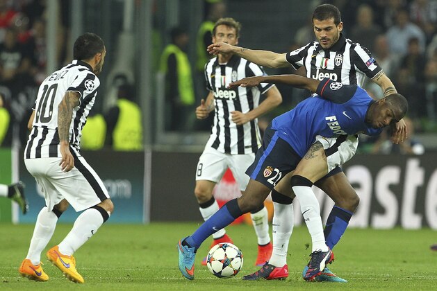 TURIN, ITALY - APRIL 14:  Geoffrey Kondogbia of AS Monaco FC is challenged by Stefano Sturaro (back) of Juventus FC during the UEFA Champions League Quarter Final First Leg match between Juventus and AS Monaco FC at Juventus Arena on April 14, 2015 in Turin, Italy.  (Photo by Marco Luzzani/Getty Images)