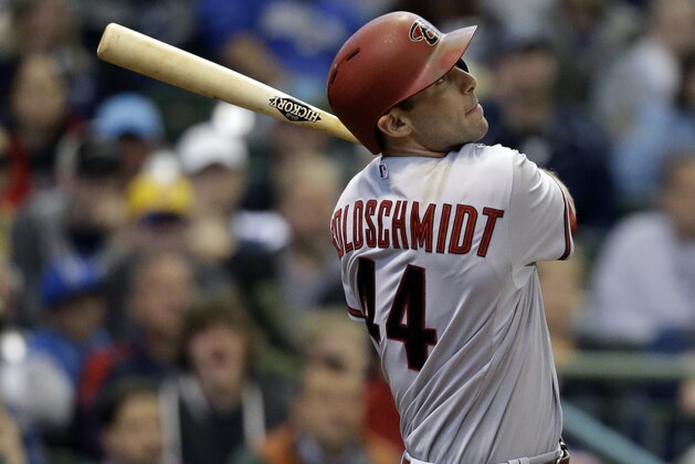 Paul Goldschmidt, de los Diamondbacks de Arizona, pega un jonrón de tres carreras ante los Cerveceros de Milwaukee, en la cuarta entrada del juego llevado a cabo el sábado 30 de mayo de 2015 (AP Foto/Jeffrey Phelps)