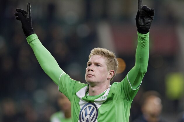 Wolfsburg's Kevin De Bruyne celebrates after scoring his side's thrid goal during the Europa League round of sixteen first leg soccer match between VfL Wolfsburg and FC Internazionale Milano in Wolfsburg, Germany, Thursday, March 12, 2015. (AP Photo/Michael Sohn)