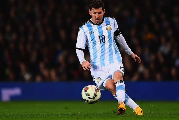 MANCHESTER, ENGLAND - NOVEMBER 18:  Lionel Messi of Argentina on the ball during the International Friendly between Argentina and Portugal at Old Trafford on November 18, 2014 in Manchester, England.  (Photo by Laurence Griffiths/Getty Images)