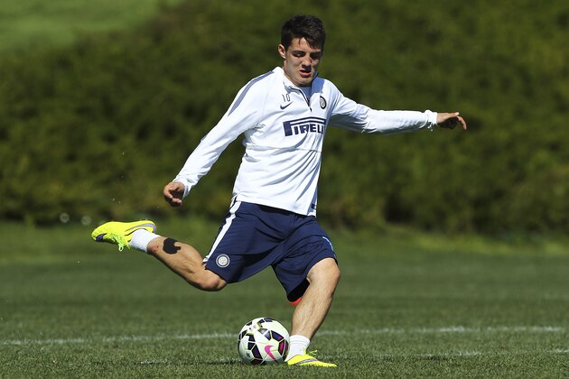 COMO, ITALY - APRIL 07:  Mateo Kovacic of FC Internazionale Milano kicks a ball during FC Internazionale training session at the club's training ground on April 7, 2015 in Appiano Gentile Como, Italy.  (Photo by Marco Luzzani/Getty Images)