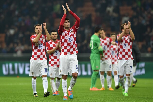 MILAN, ITALY - NOVEMBER 16:  Vedran Corluka (C) of Croatia salutes the fans at the end of the EURO 2016 Group H Qualifier match between Italy and Croatia at Stadio Giuseppe Meazza on November 16, 2014 in Milan, Italy.  (Photo by Valerio Pennicino/Getty Images)