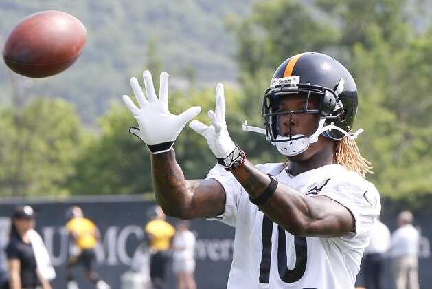 Pittsburgh Steelers wide receiver Martavis Bryant (10) makes a catch during an NFL football organized team activity, Thursday, June 11, 2015 in Pittsburgh. (AP Photo/Keith Srakocic)