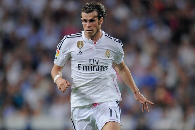 MADRID, SPAIN - MAY 09:  Gareth Bale of Real Madrid carries the ball forward  during the La Liga match between Real Madrid CF and Valencia CF at Estadio Santiago Bernabeu on May 9, 2015 in Madrid, Spain.  (Photo by Denis Doyle/Getty Images)