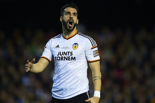 VALENCIA, SPAIN - JANUARY 04:  Alvaro Negredo of Valencia reacts as he fails to score during the La Liga match between Valencia CF and Real Madrid CF at Estadi de Mestalla on January 4, 2015 in Valencia, Spain.  (Photo by Manuel Queimadelos Alonso/Getty Images)