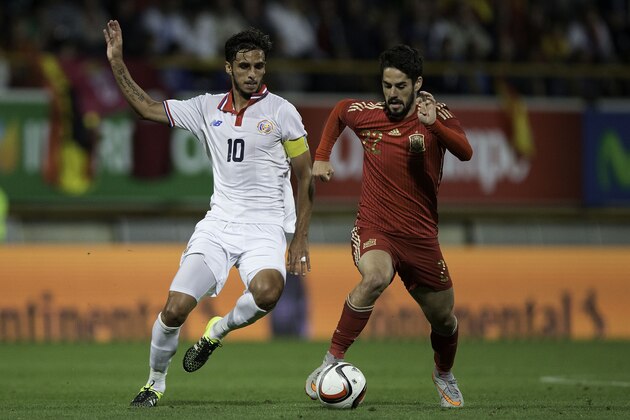 LEON, SPAIN - JUNE 11: Francisco Alarcon alias Isco (R) of Spain competes for the ball with Bryan Ruiz (L) of Costa Rica during the international friendly match between Spain and Costa Rica at Reino de Leon Stadium on June 11, 2015 in Leon, Spain.  (Photo by Gonzalo Arroyo Moreno/Getty Images)