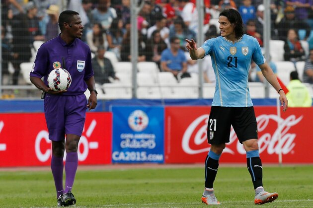 Uruguay's Edinson Cavani, right, argues with the referee Jose Argote from Venezuela  during a Copa America Group B soccer match against Jamaica at the Calvo y Bascunan Regional Stadium in Antofagasta, Chile, Saturday, June 13, 2015. (AP Photo/ Luis Hidalgo)