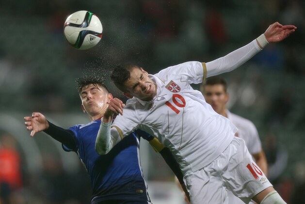 Emerson Hyndman, left, of the USA and Serbia's Mijat Gacinovic contest for the ball during their U20 soccer World Cup quarterfinal game in Auckland, New Zealand, Sunday, June 14, 2015. (AP Photo/David Rowland)