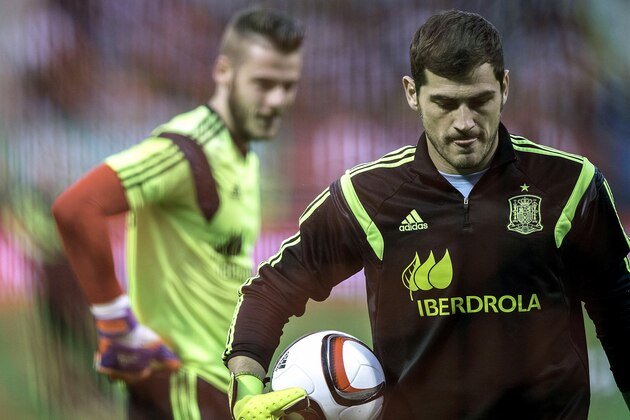 LEON, SPAIN - JUNE 11:  Goalkeeper Iker Casillas (R) of Spain walks on ahead his teammate goalkeeper David de Gea (R) during their warming up prior to start the international friendly match between Spain and Costa Rica at Reino de Leon Stadium on June 11, 2015 in Leon, Spain.  (Photo by Gonzalo Arroyo Moreno/Getty Images)