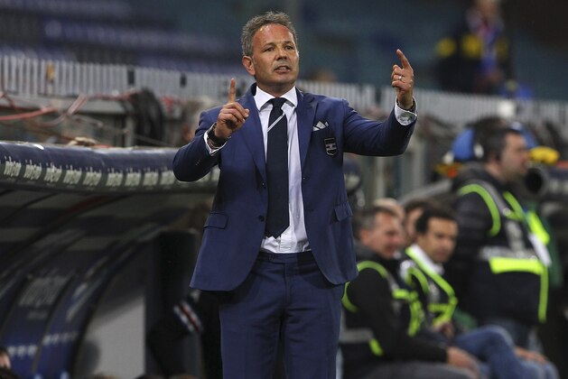 GENOA, ITALY - APRIL 29:  UC Sampdoria coach Sinisa Mihajlovic issues instructions to his players during the Serie A match between UC Sampdoria and Hellas Verona FC at Stadio Luigi Ferraris on April 29, 2015 in Genoa, Italy.  (Photo by Marco Luzzani/Getty Images)