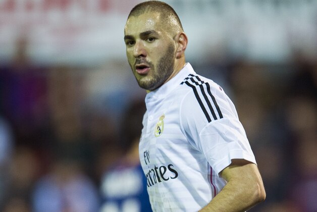 EIBAR, SPAIN - NOVEMBER 22:  Karim Benzema of Real Madrid celebrates after scoring during the La Liga match between SD Eibar and Real Madrid at Ipurua Municipal Stadium on November 22, 2014 in Eibar, Spain.  (Photo by Juan Manuel Serrano Arce/Getty Images)