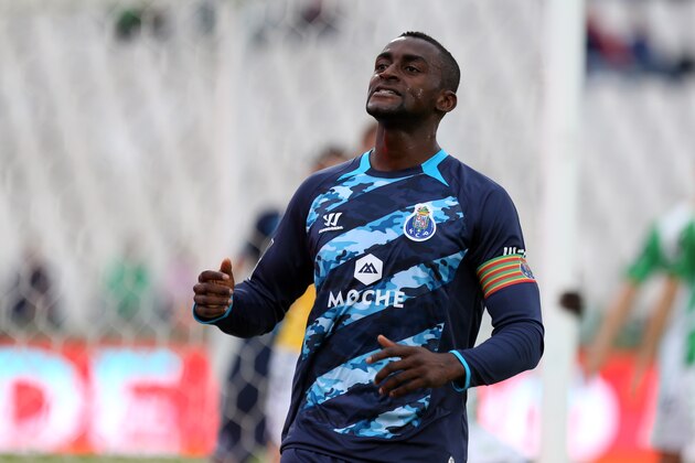 Porto's Jackson Martinez, from Colombia, reacts after missing a goal chance during the Portuguese league soccer match between Vitoria Setubal and Porto at the Bonfim stadium, in Setubal, Portugal, Sunday, May 3, 2015. (AP Photo/Francisco Seco)