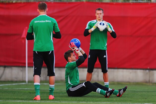 TEL AVIV, ISRAEL - JUNE 03: Goalkeepers Timo Horn, Oliver Baumann and Bernd Leno (L-R) attend a Germany U21 training session on June 3, 2013 in Tel Aviv, Israel. (Photo by Alex Grimm/Getty Images) TEL AVIV, ISRAEL - JUNE 03: Goalkeepers Timo Horn, Oliver Baumann and Bernd Leno (L-R) attend a Germany U21 training session on June 3, 2013 in Tel Aviv, Israel. (Photo by Alex Grimm/Getty Images)