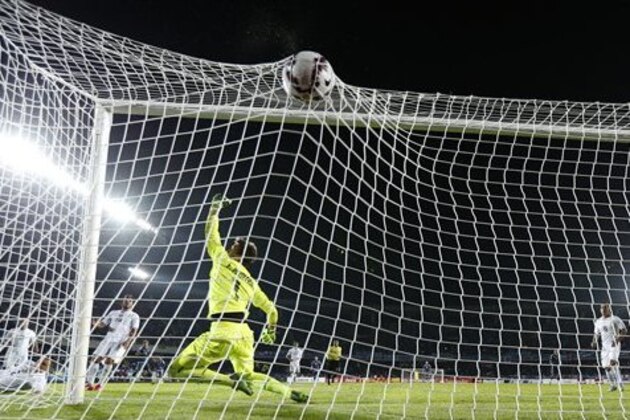 Uruguay's goalkeeper Fernando Muslera fails to stop a header by Argentina's Sergio Aguero during a Copa America Group B soccer match at La Portada stadium in La Serena, Chile, Tuesday, June 16, 2015. Argentina won the match 1-0. (AP Photo/Andre Penner)
