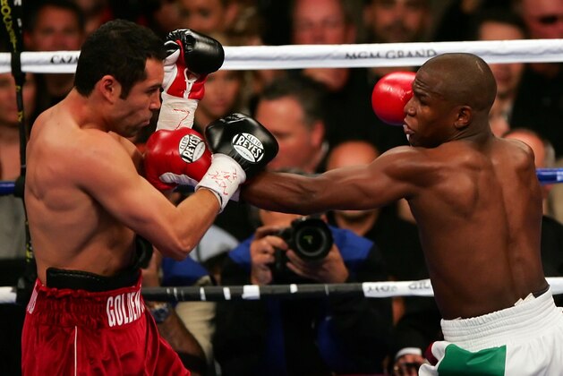 LAS VEGAS - MAY 05:  (R-L) Floyd Mayweather Jr. throws a left to the body of Oscar De La Hoya during their WBC super welterweight championship fight at the MGM Grand Garden Arena May 5, 2007 in Las Vegas, Nevada.  (Photo by Jed Jacobsohn/Getty Images)