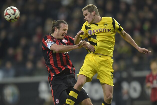 Dortmund's Sven Bender, right, and Frankfurt's Alexander Meier challenge for the ball   during the German Bundesliga soccer match between Eintracht Frankfurt and Borussia Dortmund in Frankfurt,  Germany, Sunday, Nov. 30, 2014. (AP Photo/Martin Meissner)