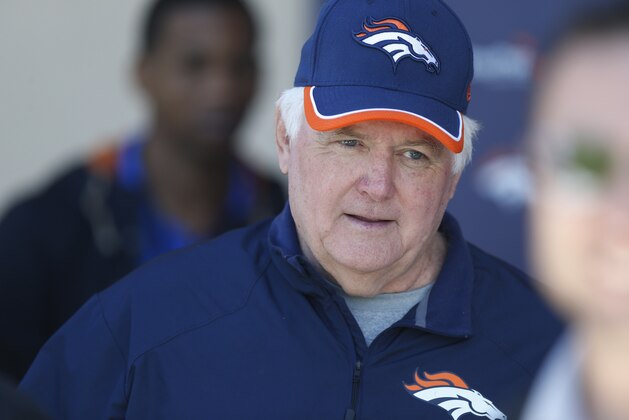Denver Broncos defensive coordinator Wade Phillips leaves the podium after speaking to reporters following the conclusion of the second day of the NFL football team's two-day voluntary veterans minicamp Wednesday, April 29, 2015, in Englewood, Colo. (AP Photo/David Zalubowski)