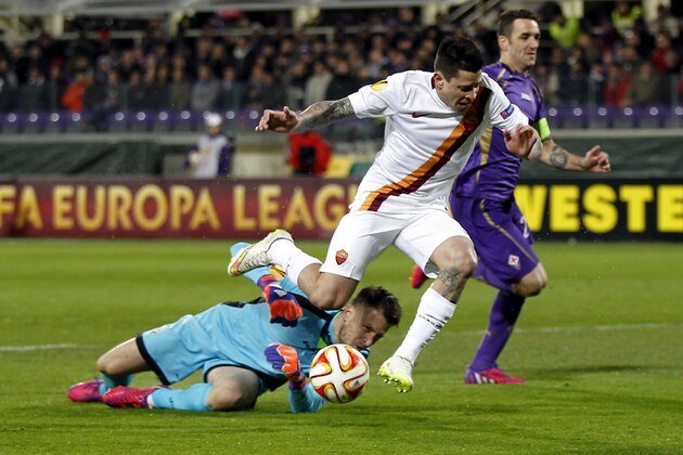 FLORENCE, ITALY - MARCH 12: Neto of ACF Fiorentina battles for the ball with Juan Manuel Iturbe of AS Roma during the UEFA Europa League Round of 16 match between  ACF Fiorentina and AS Roma on March 12, 2015 in Florence, Italy.  (Photo by Gabriele Maltinti/Getty Images,)