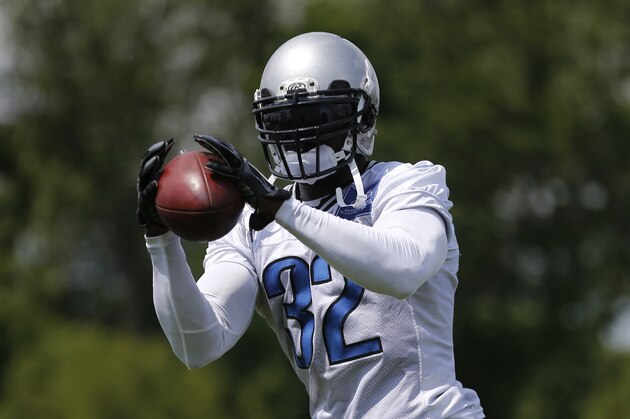 Detroit Lions safety James Ihedigbo catches a ball during an NFL football organized team activity in Allen Park, Mich., Wednesday, May 27, 2015. (AP Photo/Paul Sancya