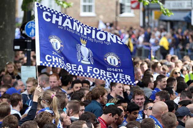LONDON, ENGLAND - MAY 25: Chelsea fans enjoy the atmosphere duing the Chelsea FC Premier League Victory Parade on May 25, 2015 in London, England. (Photo by Ben Hoskins/Getty Images) LONDON, ENGLAND - MAY 25: Chelsea fans enjoy the atmosphere duing the Chelsea FC Premier League Victory Parade on May 25, 2015 in London, England. (Photo by Ben Hoskins/Getty Images)
