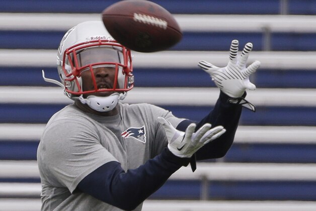 New England Patriots tight end Fred Davis catches a pass during an NFL football minicamp Tuesday, June 16, 2015, in Foxborough, Mass. (AP Photo/Stephan Savoia)